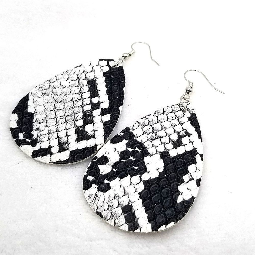 3/20❤Faux leather Teardrop Dangle vegan friendly earrings.